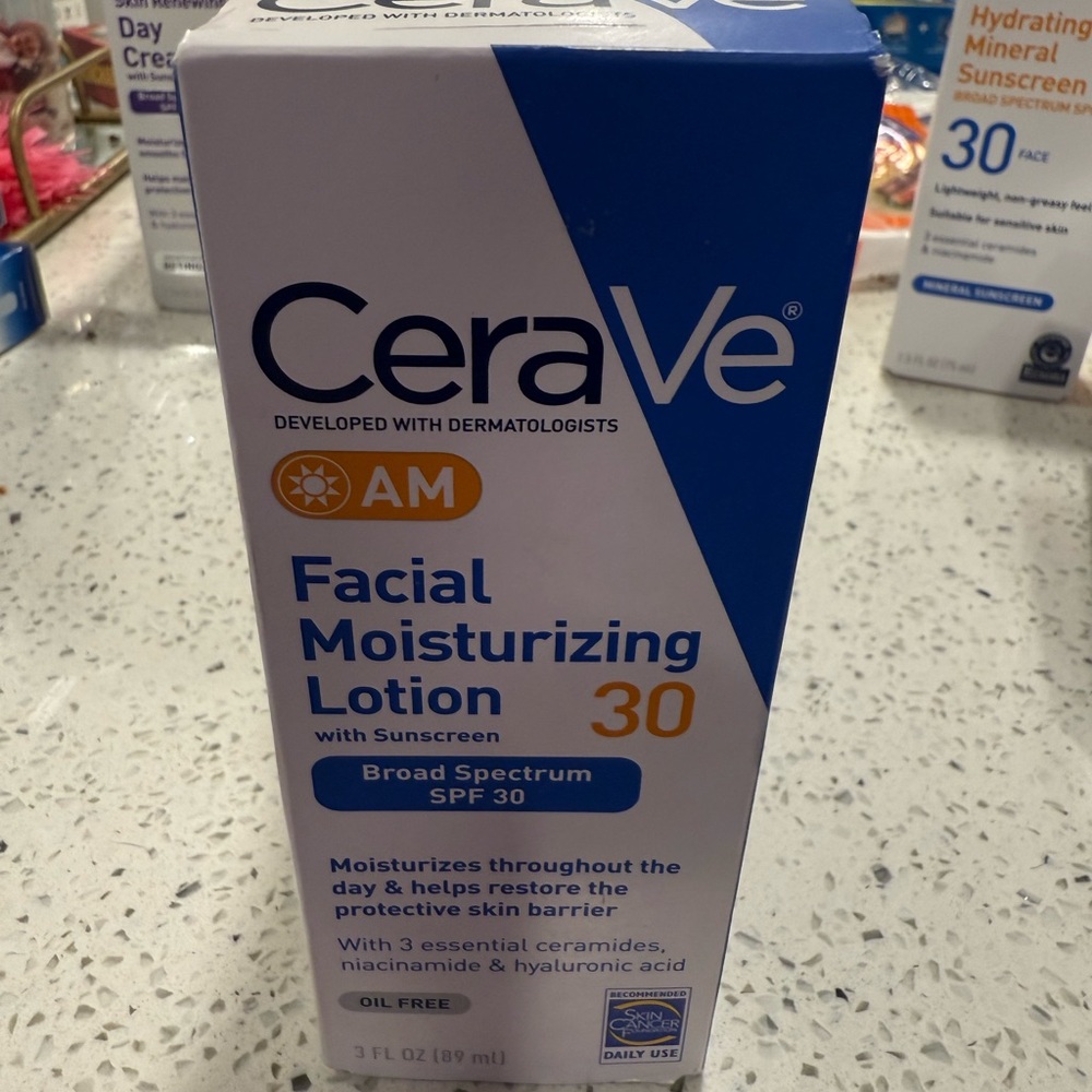 CeraVe AM Facial Moisturizing Lotion SPF 30 - White and Blue